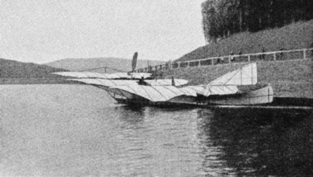 Wilhelm_Kress_Aeroplane_Wienerwaldsee_1901-10-03.jpg